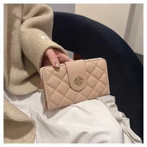 Portefeuille court matelassé pour femme avec fermoir trèfle en métal et fentes cartes rose poudré