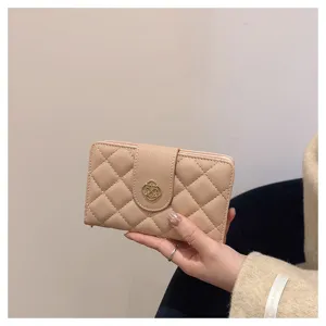 Vue détaillée du portefeuille court matelassé pour femme avec fentes et fermoir élégant.