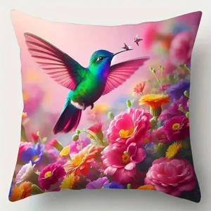 Détail de la housse de coussin décorative avec colibri et fleurs colorées style peinture à l'huile.