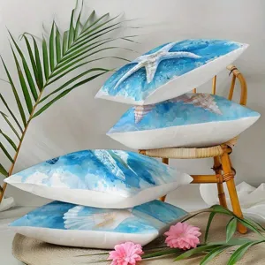 Primer plano detalle de funda de cojín azul con estampado de conchas marinas y tortuga.