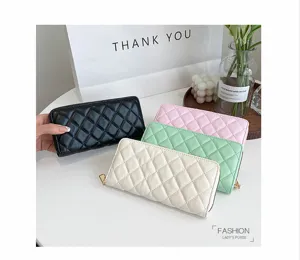 Dettaglio portafoglio lungo trapuntato con zip, scomparti per carte e vari colori disponibili.