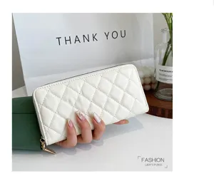 Portafoglio lungo trapuntato bianco da donna con zip, grande capienza e vari scomparti.