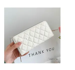 Portafoglio lungo trapuntato bianco con zip da donna, grande capacità per carte.