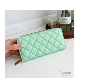 Portafoglio lungo trapuntato verde chiaro in dettaglio con pelle PU morbida e chiusura zip.