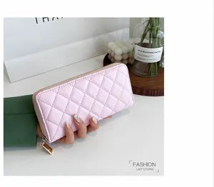 Elegante portafoglio lungo trapuntato da donna con cerniera e scomparti per carte.