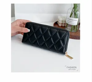 Zwarte lange PU lederen gewatteerde portemonnee met rits, klassiek elegant design.