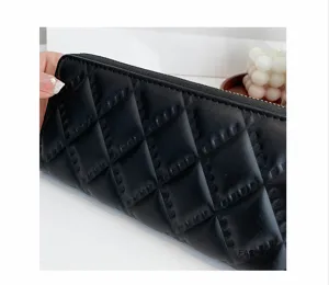 Zwarte gewatteerde lange dames portemonnee van PU leer, stijlvolle rits clutch met vakken.
