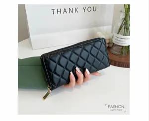 Portafoglio lungo trapuntato nero da donna con scomparti per carte e design elegante.