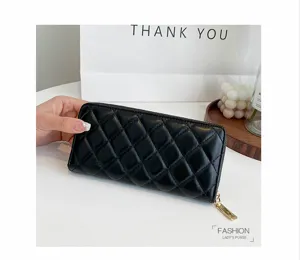 Dettaglio portafoglio lungo trapuntato nero, elegante design con zip e fessure per carte.