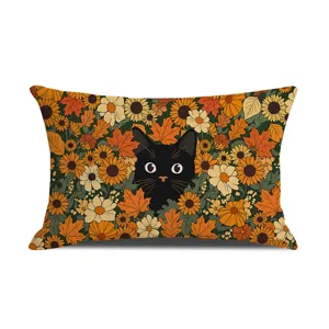 Nahaufnahme des Herbst Schwarze Katze Kissenbezugs mit lebendigem Blumen- und Ahornblatt-Druck.