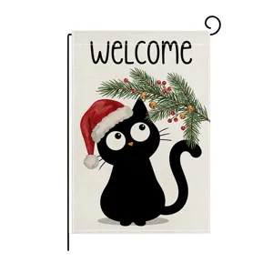 Bandiera da giardino di Natale con gatto nero carino e cappello da Babbo Natale, striscione.
