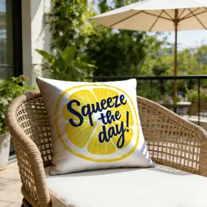 Vue de détail de la housse de coussin citron d'été, déco de canapé terrasse extérieure.