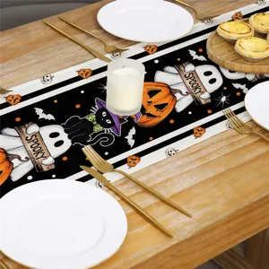 Vista detallada del camino de mesa de Halloween con fantasmas y calabazas decorativas.