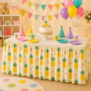Geraffter Tischrock mit süßem Ananas-Blumen-Muster, ideal für festliche Party-Tischdekoration.
