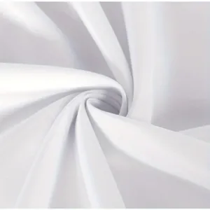 Gros plan détaillé de la texture du tissu blanc lisse, élégant drapé en spirale qualité.