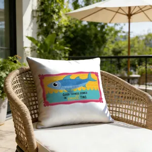 Detailansicht des niedlichen Kissenbezugs mit Sardinen-Druck für gemütliche Outdoor-Sofas