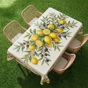 Vue détaillée de nappe rectangulaire à motif citron d'été avec un élégant bord festonné.