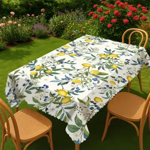 Nappe de table estivale motif citron et myrtille avec bordure festonnée en détail.