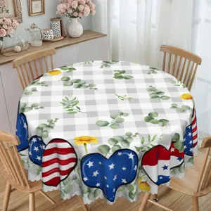 Vue détaillée d'une nappe ronde patriotique avec des motifs en cœur aux étoiles et rayures.