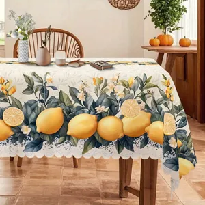 Détail de nappe motif citron, déco de table à manger estivale avec jolie bordure en dentelle.