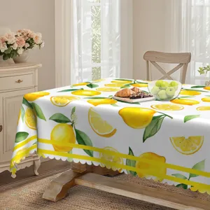 Vue détaillée de la belle nappe à motifs de citron d'été avec de beaux bords ondulés.