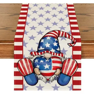 Cammino da tavolo del Giorno dell'Indipendenza americana con gnomo carino e stelle strisce.
