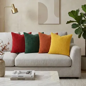 Detaillierte Szenenansicht bunter Kord Kissenbezüge auf einem gemütlichen Sofa, Wohnkultur.