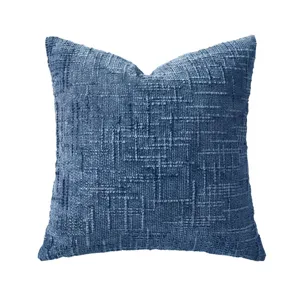 Blauer Chenille Kissenbezug Detailansicht, luxuriöser dekorativer Sofakissenbezug mit Textur.
