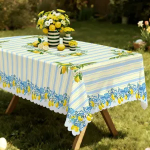 Tovaglia estiva con limoni per decorare la tavola da pranzo, copertura in tessuto a righe.