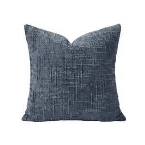 Chenille Kissenbezug Detail, strukturierter blauer Sofakissenbezug fuer Wohnzimmer Dekoration.