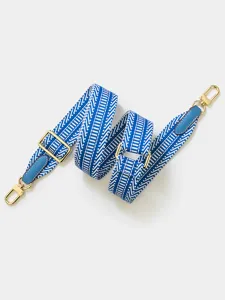 Detailansicht des blau-weißen gewebten Ersatz-Taschenriemens mit polierten Goldbeschlägen.