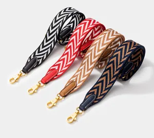Sangle de sac de rechange tissée avec motif chevron, bouts en cuir et fermoirs en métal doré.
