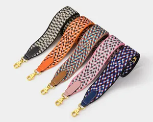 Sangles de sac à bandoulière larges tissées colorées avec extrémités en cuir et quincaillerie dorée.