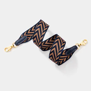 Courroie de sac tissée de rechange avec motif chevron et quincaillerie dorée élégante.