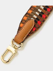 Détail de sangle de sac tissée de rechange avec quincaillerie dorée pour sacs à bandoulière.