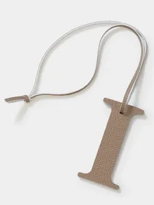 Colgante de bolso letra I de cuero estilo lujo llavero minimalista topo elegante