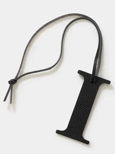 Colgante llavero y abalorio de bolso letra I en cuero negro, accesorio de moda minimalista.