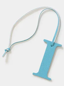 Detalle de dije de letra I de cuero azul claro para bolsos, llaves o decoracion de coche.
