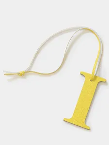 Colgante de letra I de cuero amarillo con correa para bolsos, llaves y accesorios de auto.