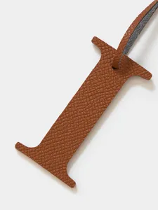 Colgante de bolso letra I de piel marrón llavero accesorio elegante y estilo chic