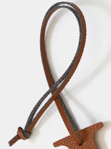 Colgante de bolso de cuero genuino marron llavero elegante colgante de letra de cuero