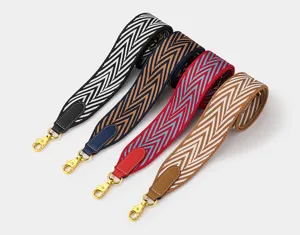 Correa de bolso ancha con diseño de chevrón de moda, extremos de cuero y mosquetones dorados.
