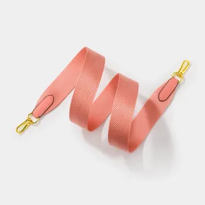 Correa de hombro de nailon tejido rosa para bolsos con ganchos metálicos dorados.