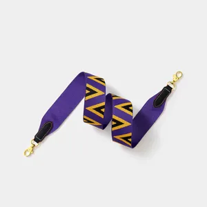 Large bandoulière tissée en violet et jaune avec motif géométrique et accessoires dorés.