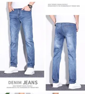 Vista dettagliata di jeans casual da uomo con lavaggio blu classico e vestibilità comoda.