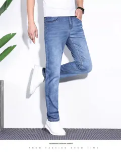 Jeans elasticizzati uomo dettaglio, pantaloni denim blu casual per lo stile quotidiano.