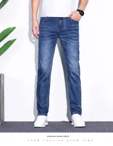 Vista dettagliata dei jeans elasticizzati da uomo con vestibilità comoda e lavaggio.