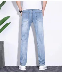 Vista posteriore dettagliata di jeans da uomo dritti lavati in azzurro chiaro con tasche.