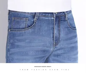 Jeans da uomo in denim blu pantaloni dritti elasticizzati casual vista dettagliata moda.