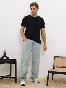 Dettaglio t-shirt nera manica corta uomo casual, top base in cotone confortevole per uso quotidiano.